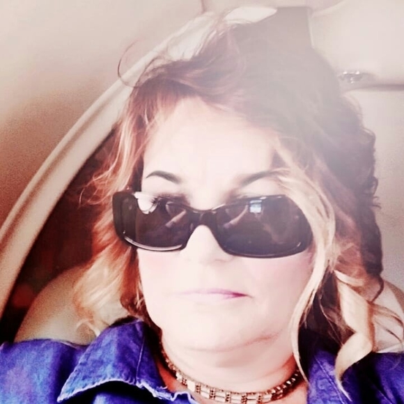 Meet your Posher, April - Picture 1 of 1